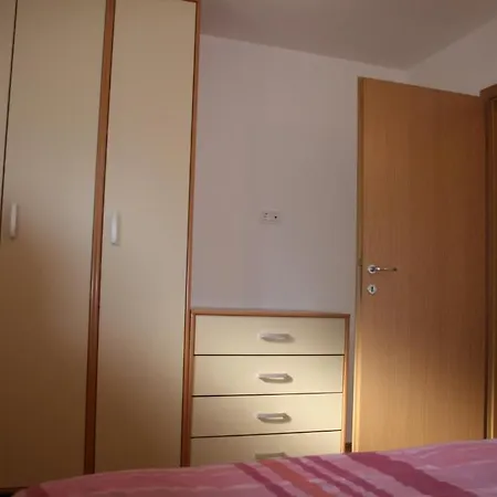 米杜勒亚斯公寓酒店 *